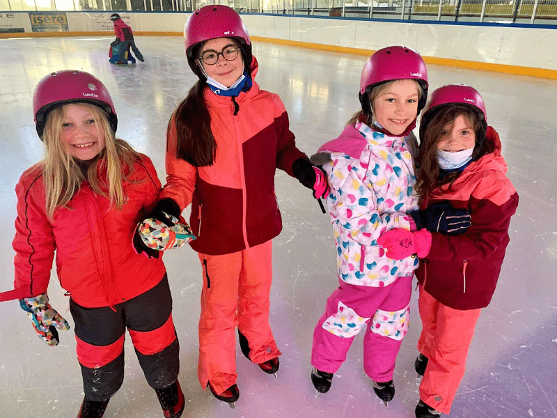 Jeunes filles à la patinoire en colonie de vacances cet hiver