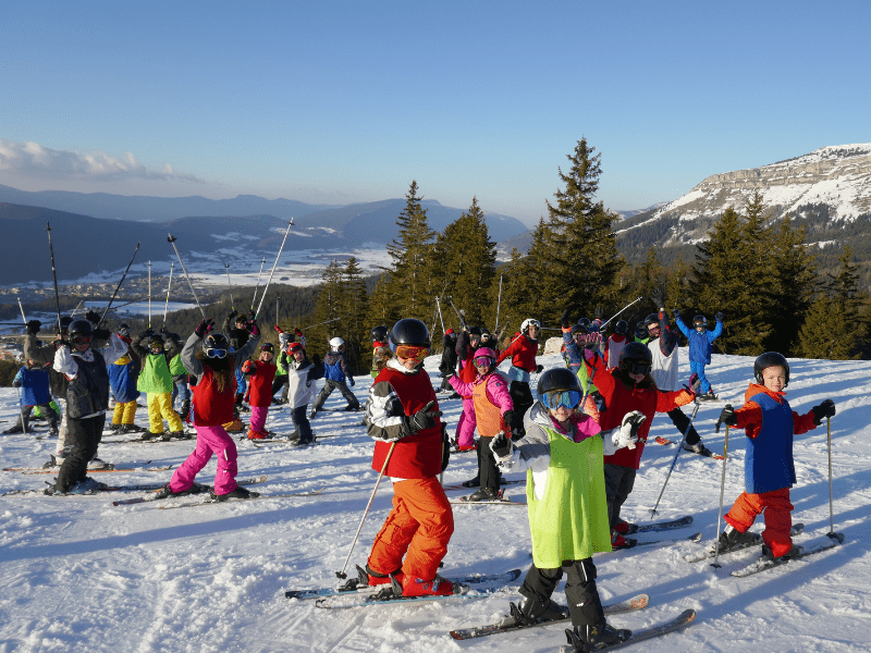 Groupe de jeunes en colo de vacances Ski Nature