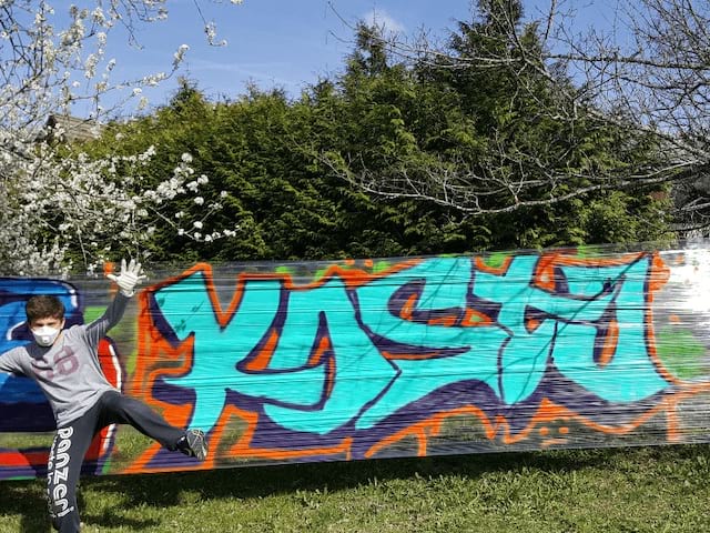 Jeune garçon en colo devant tes tags 