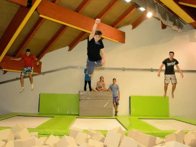Jeune garçon qui profite avec ses amis de sa colo de vacances multi activités ce printemps