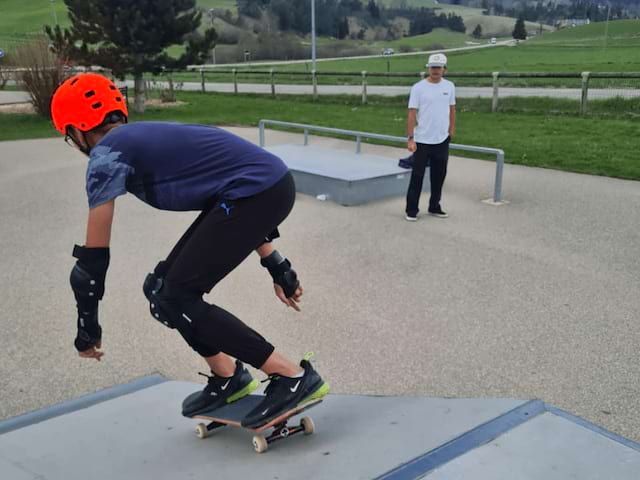 Jeunes skateurs en colo de vacances qui profitent avec leurs camarades