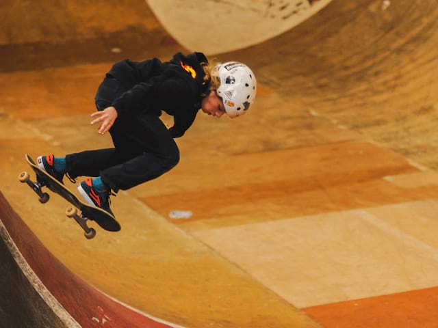 Jeune skateur en colo de vacances durant les vacances de printemps