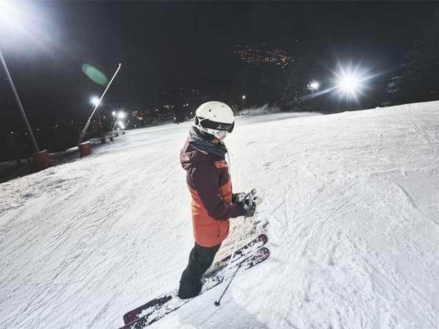 Session ski de nuit lors d'une colo originale à la neige cet hiver