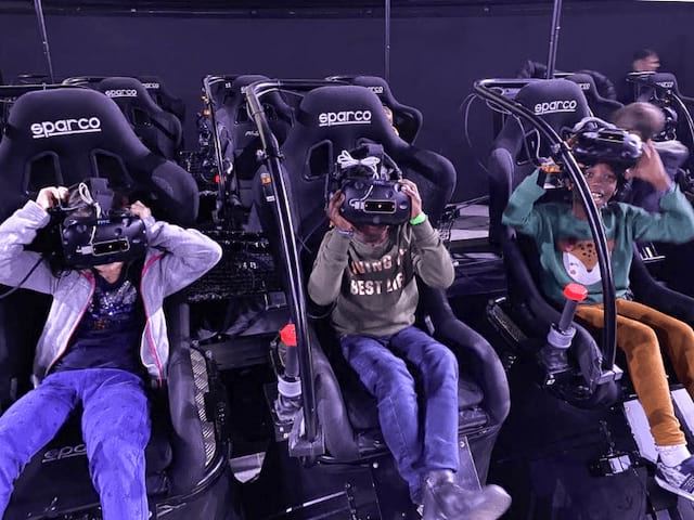 Jeunes qui s'amusent au parc du Futuroscope avec l'activité réalité virtuelle cet automne