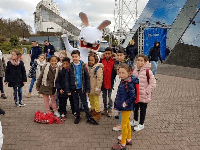 Groupe de jeunes en colo de vacances cet automne au Futuroscope