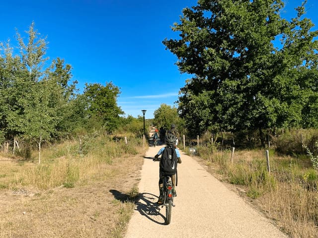 Balade à velo au Futuroscope en colo de vacances cet automne