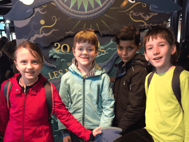 Groupe de 4 enfants qui s'amuse en colo de vacances au Futuroscope cet automne