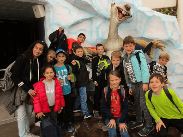 Groupe de jeunes en colo de vacances au Futuroscope cet automne