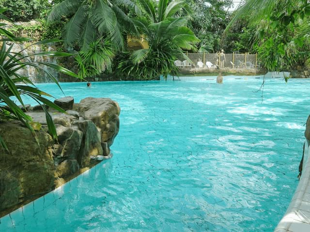 Bassin du parc aquatique Centerparcs où les jeunes partent en colo de vacances cet automne