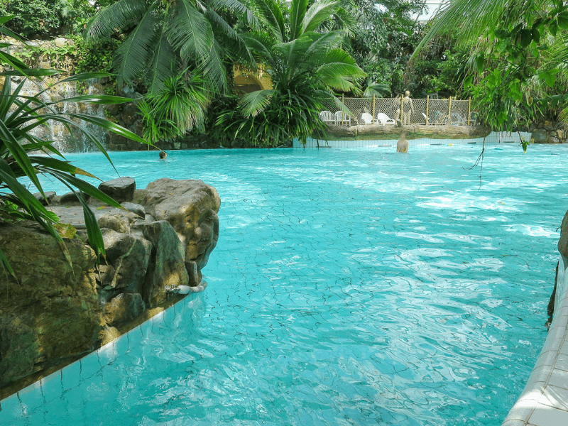 Bassin du parc aquatique Centerparcs où les jeunes partent en colo de vacances cet automne
