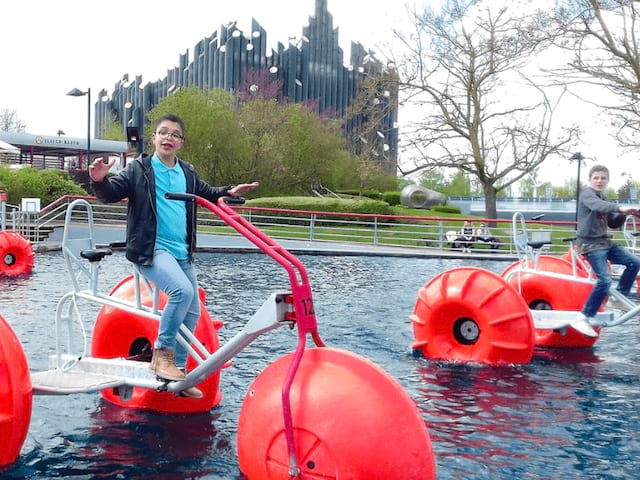 Activité vélo sur l'eau au Futuroscope où les jeunes profitent bien durant leur colonie de vacances