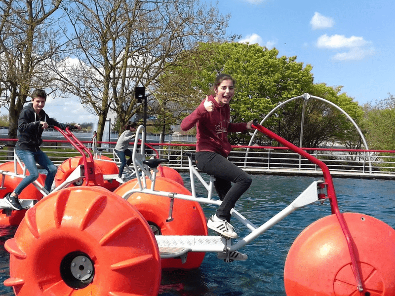 Activité vélo sur l'eau au Futuroscope où les jeunes profitent bien durant leur colonie de vacances