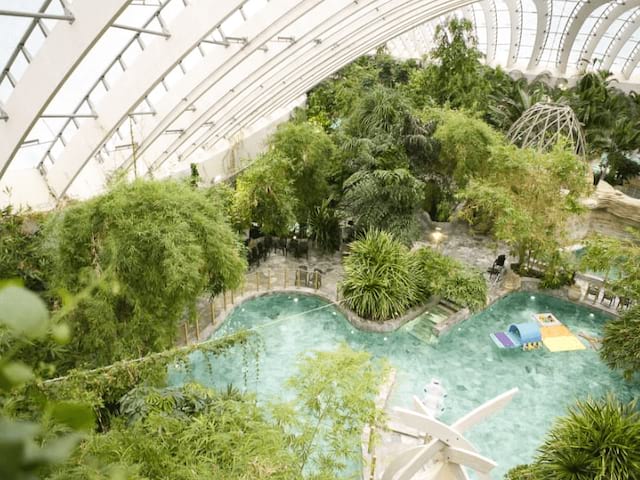 Bassin du parc aquatique Centerparcs où les jeunes vont en colo de vacances cet automne