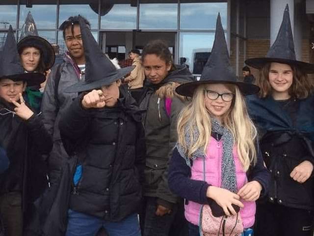 Groupe de jeunes enfants déguisés en sorciers lors de la colo Harry Potter de la Toussaint au château de St Fargeau