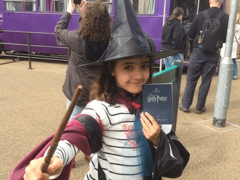 Jeune fille déguisée en sorcière pour sa colo de vacances cet automne au château de St Fargeau