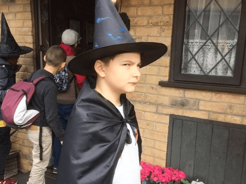 Jeune garçon en colo de vacances Harry Potter cet automne