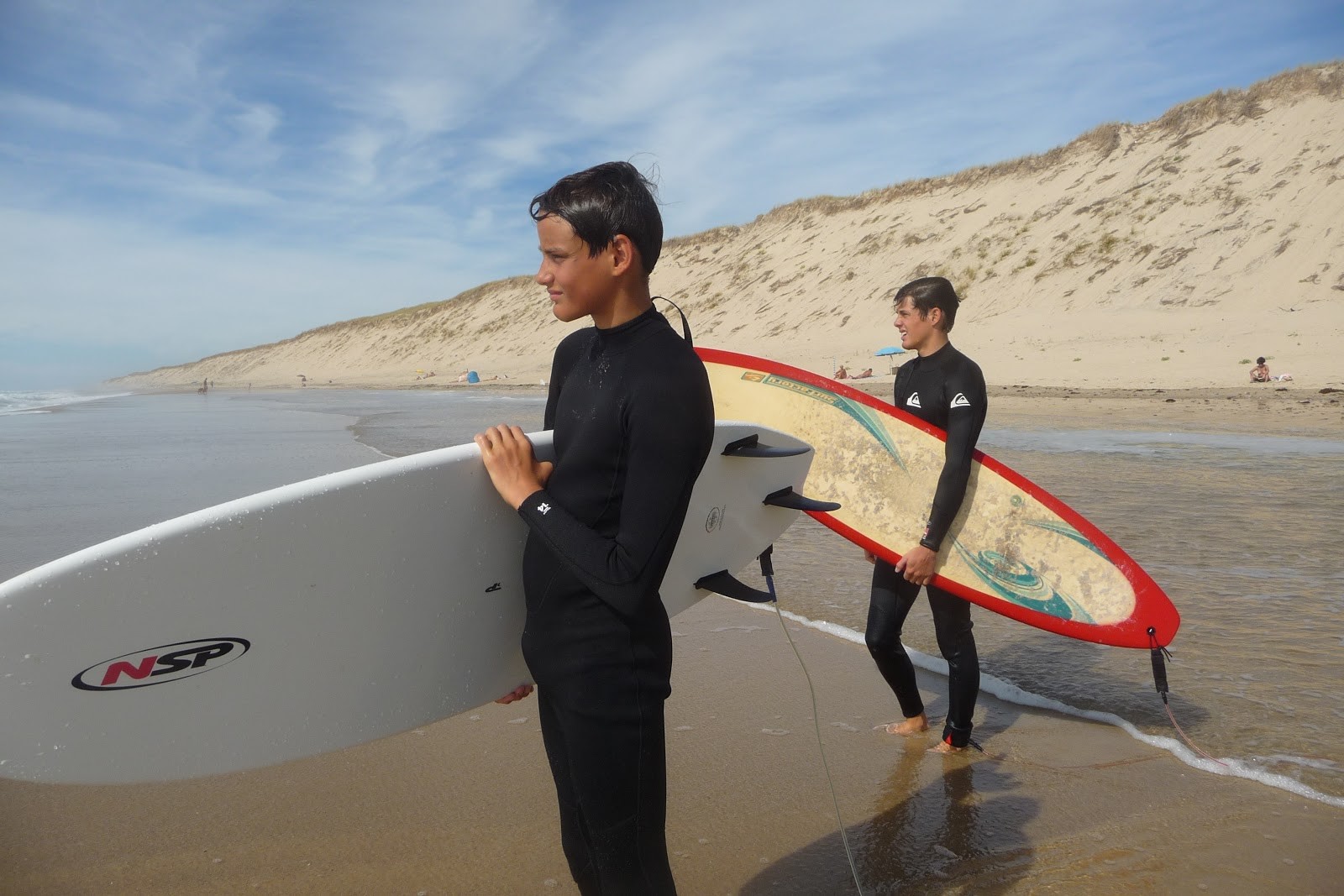 ados apprenant à faire du surf au portugal en colonie de vacances