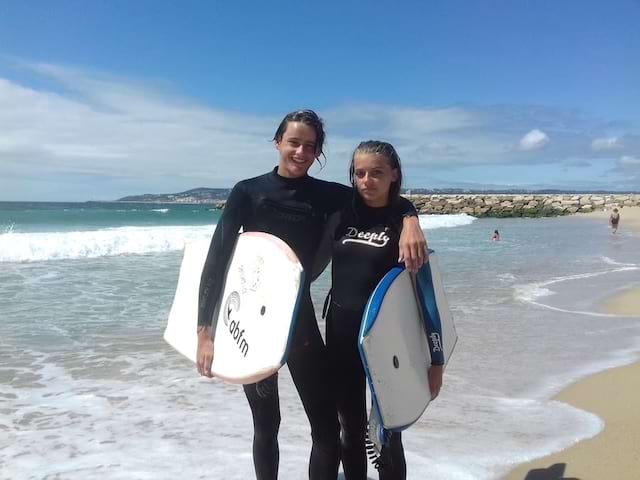 deux ados avec leur planche de surf en colonie de vacances au portugal