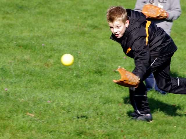 Enfants qui jouent au football américain en colonie de vacances