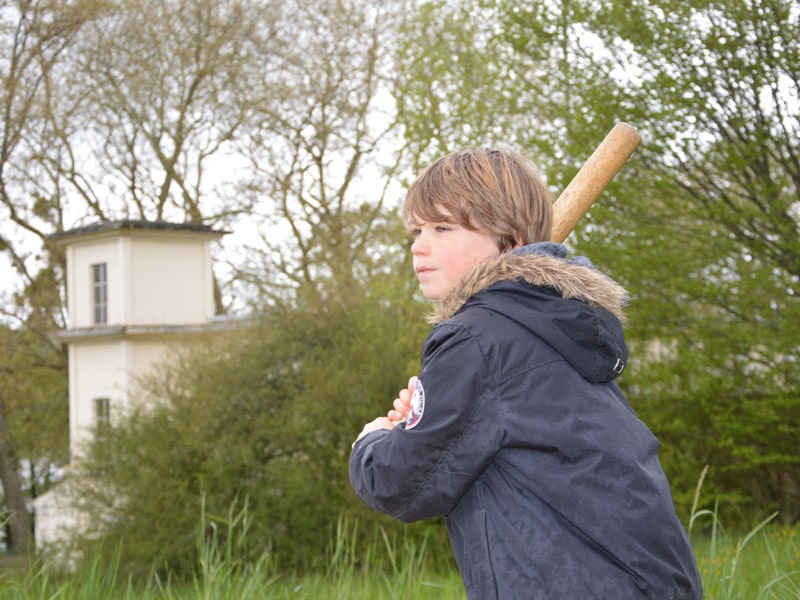Enfant jouant au baseball en colonie de vacances en Février