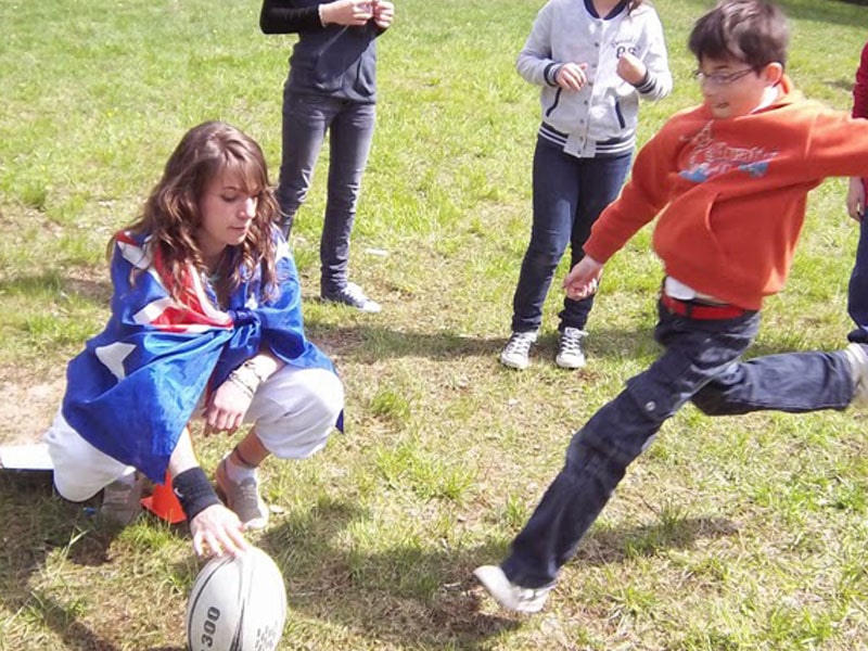 Enfants jouant au rugby en colonie de vacances d'hiver 
