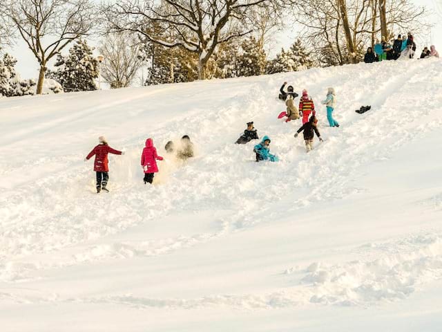 Jeunes ados qui s'amusent dans la neige en colo